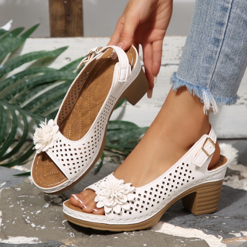 Women Fashion Trend 2026 - Sandal Wanita Hak Tebal Musim Panas